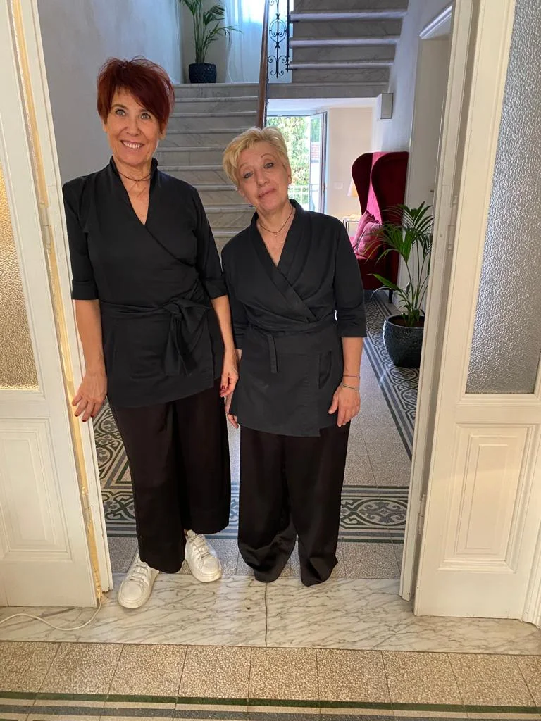 Le proprietarie Manuela, a sinistra, e Monica, a destra, all’ingresso di Villa La Tuia